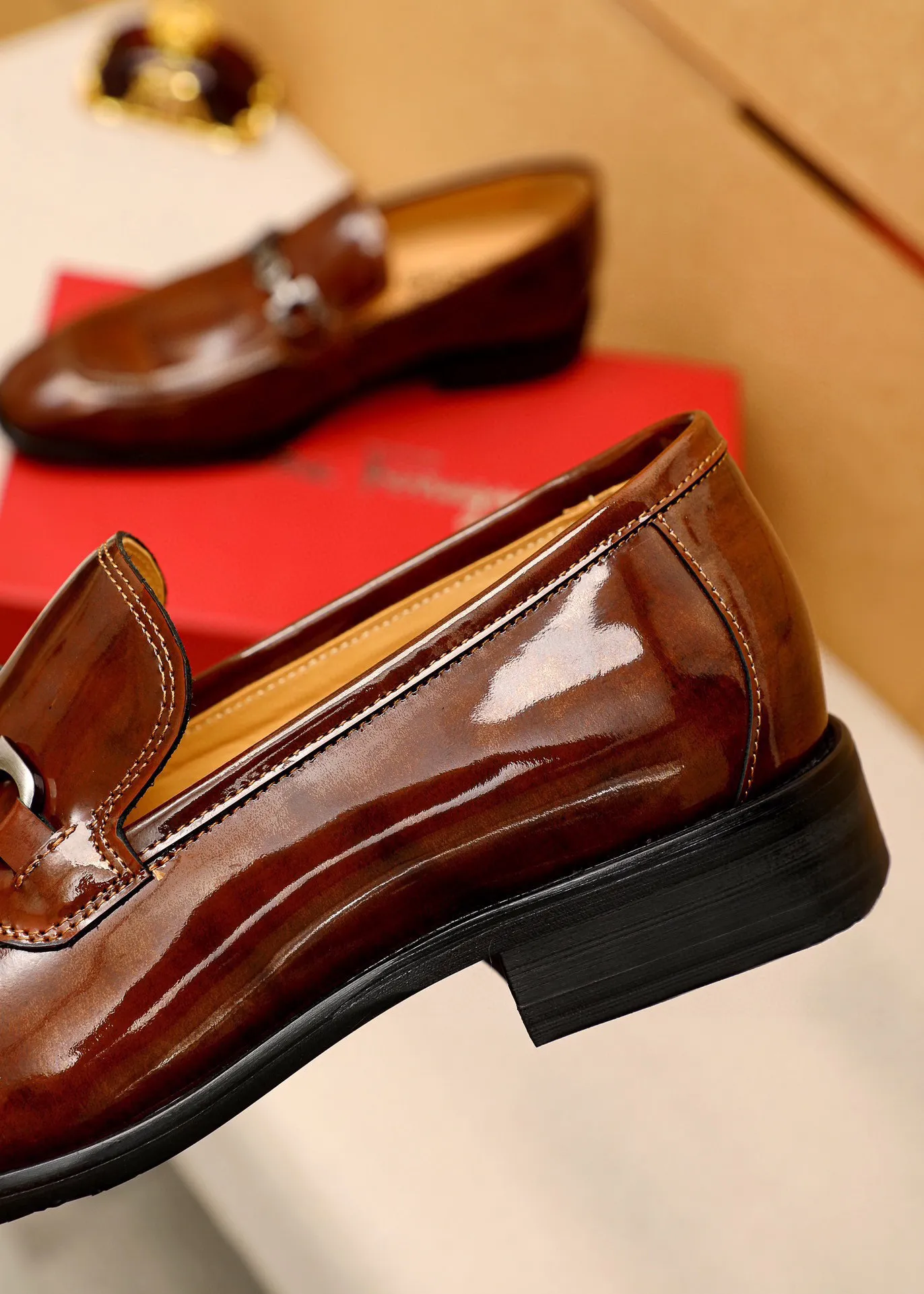 Men's shoes 💰460 💐 Product trademark: Ferragamo "Ferragamo" casual leather shoes Regular size: 38-44 (custom-made for 45🉑️) Product materials: Selected imported first-layer open-edge beaded cowhide upper + original hardware buckle, imported water-dyed cowhide leather lining. Strong three-dimensional visual effect, combined outsole Color: 3⃣️colors available